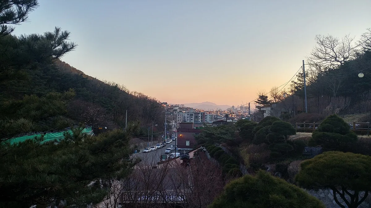 긴고랑길에서 바라본 계곡과 동네의 저녁 풍경 실제 사진