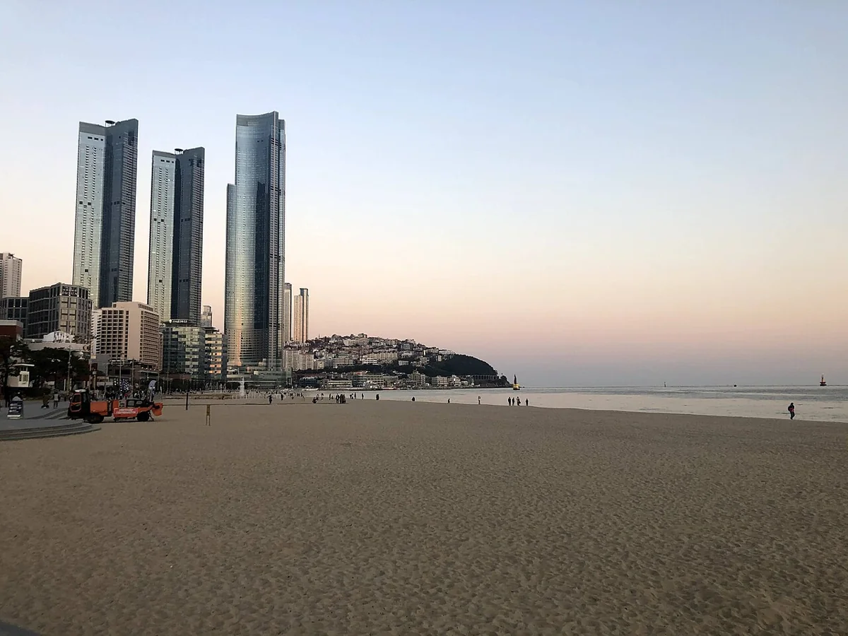 해운대 해변과 엘시티 경관 참고사진 · 해운댕길 전체 사진이 아님 실제 사진 (2021-06-12)