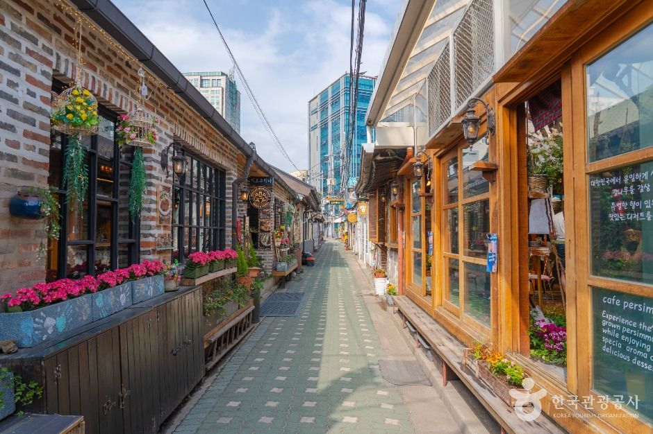 익선동 한옥거리 경관·시설 참고사진 · 확인된 산책 동선 아님 실제 사진