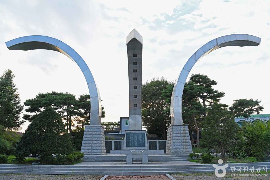 강원 경찰충혼탑 경관·시설 참고사진 · 확인된 산책 동선 아님 실제 사진