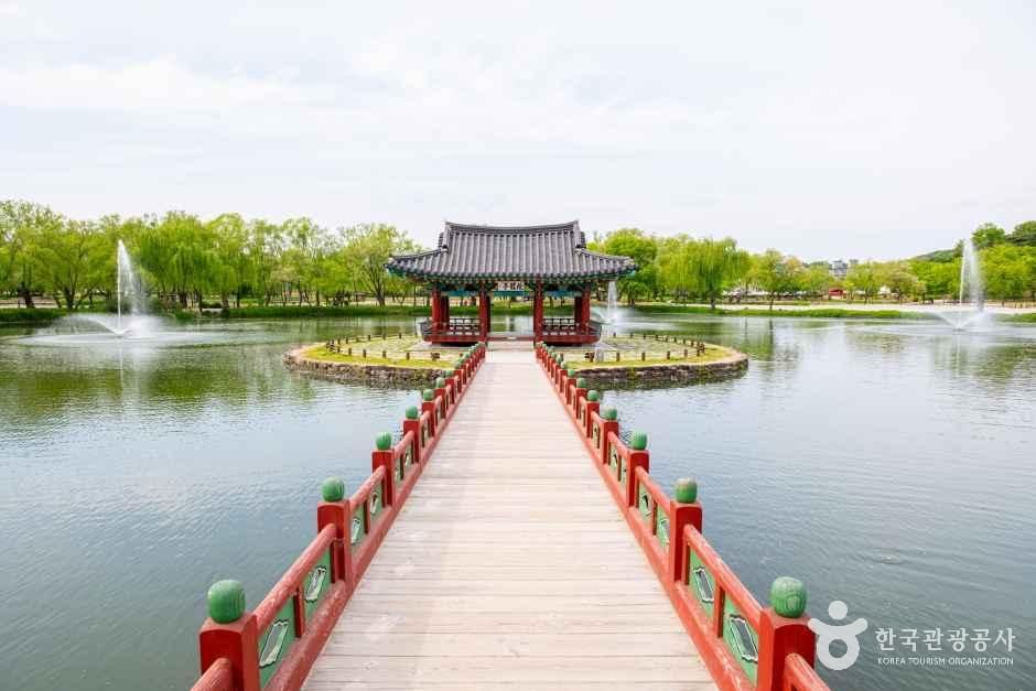 서동공원과 궁남지 공식 관광자료 제공 사진 실제 사진